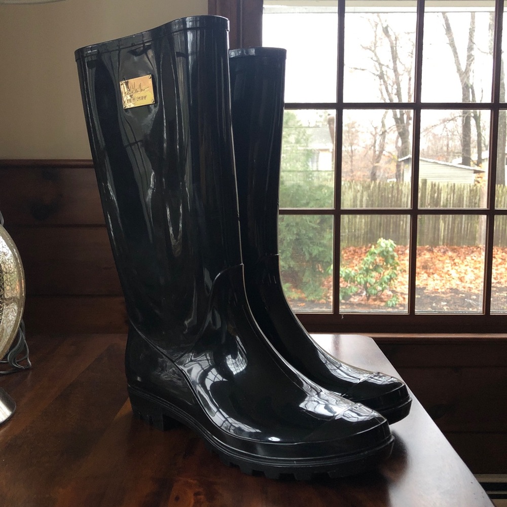 Nicole Miller Rain Boots, Size 9.